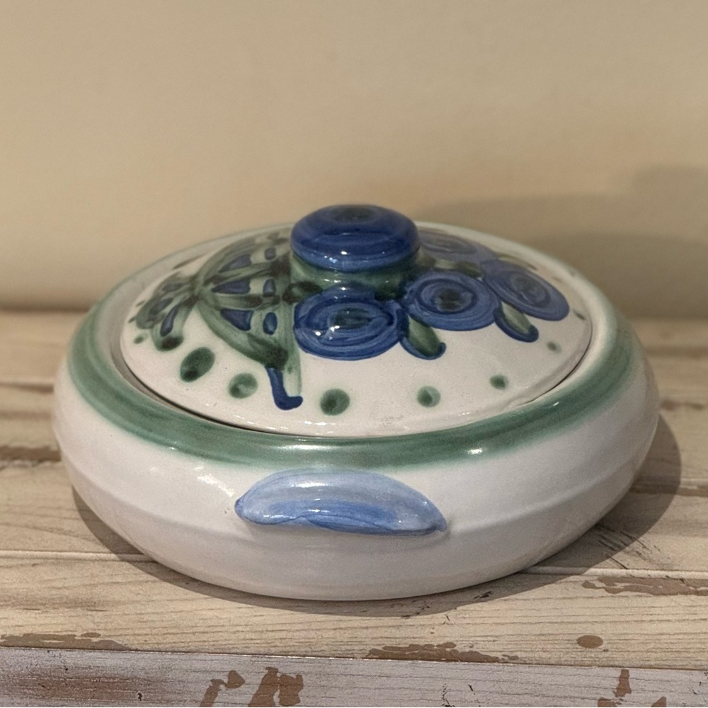 M A Hadley Pottery~ Covered Casserole W/ Lid ~ Blueberry Bouquet Design - Picture 2 of 9